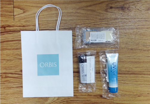 ORBIS商品的透明袋與門市紙袋的提繩都屬於可自體分解的環保PP材質。