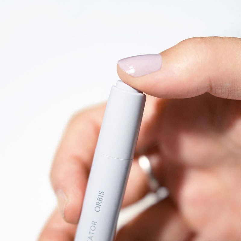 自動筆式設計 (注意：按壓出來的遮瑕液無法回復)