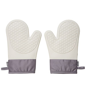 溫度慢慢轉涼的季節，窩在家裡享用烤箱端出來熱呼呼的美味佳餚，11月獻上實用「ORBIS居家烘焙隔熱手套」，可耐高溫雙面設計矽膠隔熱手套，左右手正反兩面均適用，外層矽膠耐高溫220度、內層棉布增加隔熱緩衝，包覆長度足夠，伸入熱鍋、烤盤拿取安心不燙手。2025/11/12~11/30單筆消費滿1300元即可擁有1份，單筆限贈一份。數量有限，敬請把握！