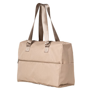 旅遊外出日常採買行程，特別企畫實用好物「ORBIS摺疊旅行收納袋」，中大容量可疊收納，旅行、健身運動皆適宜。前外袋及兩側口袋設計，可順手收納小物。手提也可肩揹的設計，方便提行移動，出國旅遊採買爆倉，更能靈活運用豐收滿滿。11月單筆消費購滿1800元即可擁有，單筆限贈一份。數量有限，敬請把握！