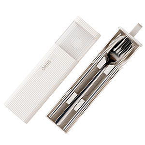 珍愛地球、資源重覆使用，獻上隨身攜帶的環保餐具組，採用304食品級不鏽鋼材質，環保耐用，一套三件含筷子、湯匙、叉子，附餐具收納盒，方便攜行外出使用，落實環保不浪費資源。2025/11/1~11/11期間限定滿1111元特別加碼贈送，單筆訂單限贈一份。數量有限，敬請把握！