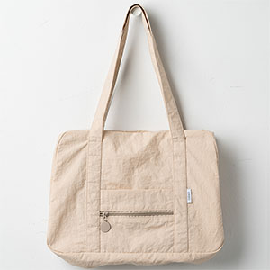 春遊享受好風景，四月特別企畫獻上ORBIS輕便萬用休閒包，中容量設計，無論隨身外出、健身運動或日常購物都相當合適，輕鬆裝下所需物品不顯負擔。材質輕巧，可手提也可肩背，出門移動更自在。貼心的內外小袋設計，收納更有效率，陪你輕鬆展開每一趟小旅行。4月單筆購滿2000元即可獲得一份，數量有限，送完為止。